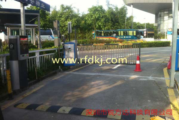 深圳龍華凱龍國際酒店廣告道閘案例 - 中出網(wǎng)-智能出入口與停車充電門戶