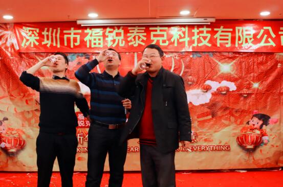 劉總與合作伙伴舉杯合影