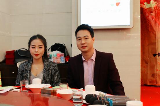 帥哥靚妹主持人搭檔：蔣健&王琪