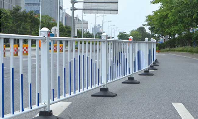 公路隔離護(hù)欄