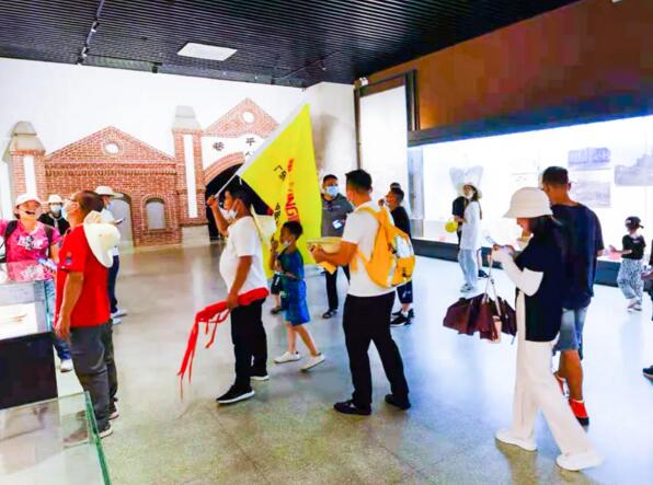 認(rèn)真聽取講解