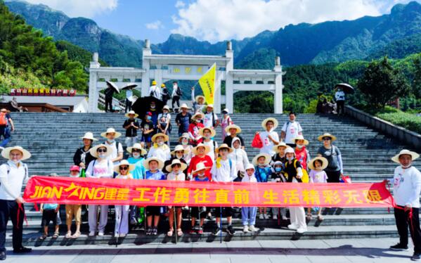 上山前大合照，都準(zhǔn)備好了，上