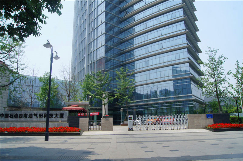 中國(guó)石油西南油氣田科技大廈伸縮門工程案例 - 中出網(wǎng)-智能出入口與停車充電門戶