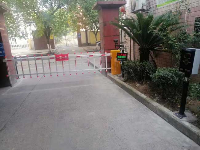 四川隆昌市東方花園車(chē)牌識(shí)別案例 - 中出網(wǎng)-智能出入口與停車(chē)充電門(mén)戶(hù)
