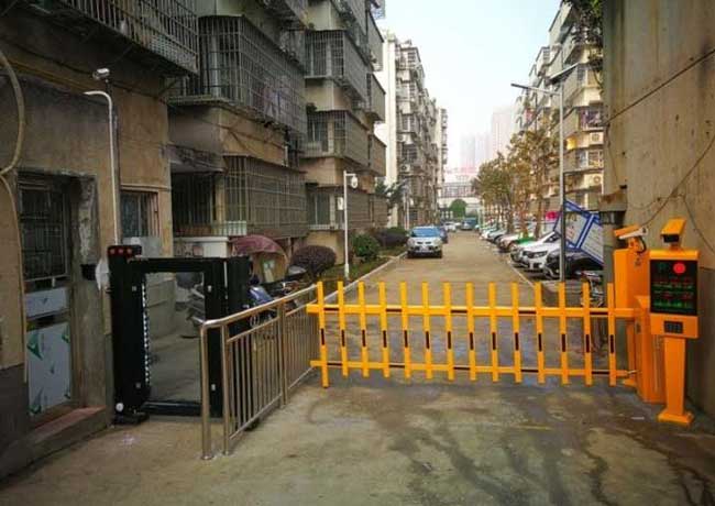 岳陽(yáng)市四化建小區(qū)銳捷款車牌識(shí)別案例 - 中出網(wǎng)-智能出入口與停車充電門戶