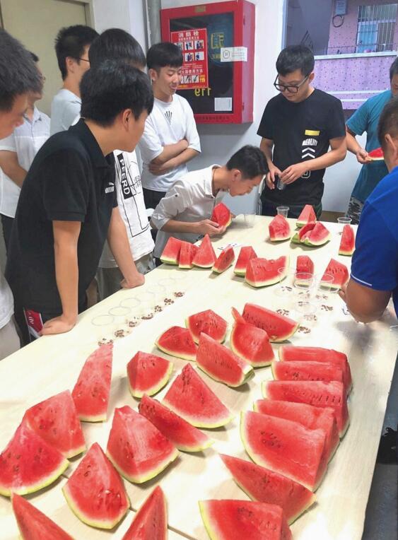 炎熱的午后，公司為大家準(zhǔn)備的“嘻瓜”趣味活動(dòng)