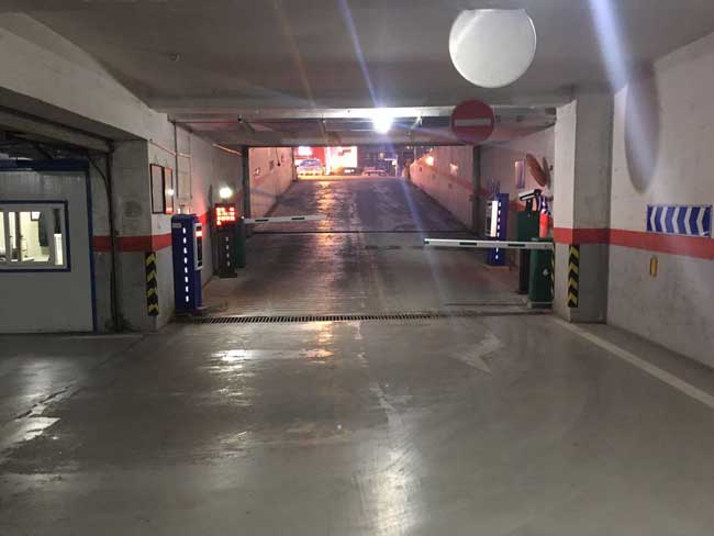 大連安盛購(gòu)物廣場(chǎng)車牌識(shí)別系統(tǒng)案例 - 中出網(wǎng)-智能出入口與停車充電門戶