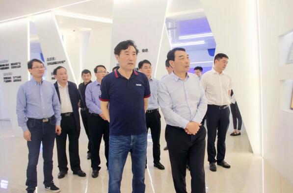 公司劉潤根董事長向縣委書記熊運浪介紹公司情況