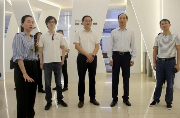 省商務(wù)廳廳長謝一平一行了解百勝發(fā)展歷程