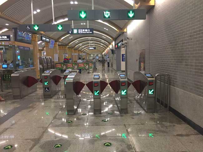 北京7號(hào)線通道閘案例 - 中出網(wǎng)-智能出入口與停車(chē)充電門(mén)戶