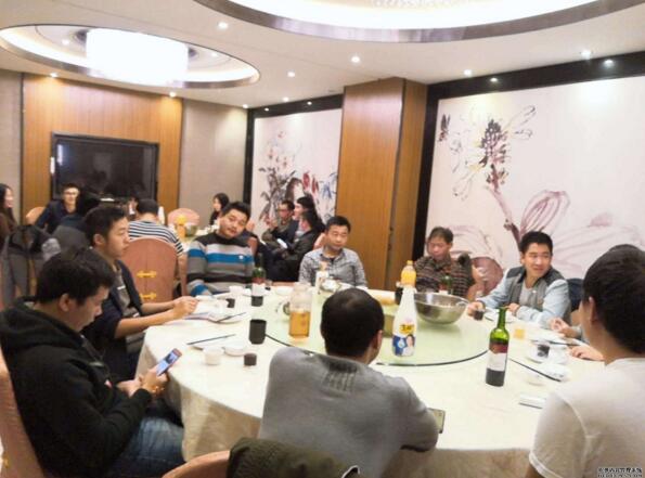 就餐現(xiàn)場 大家把酒迎歡 其樂融融