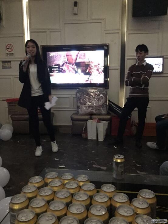 主持人宣布年會開始