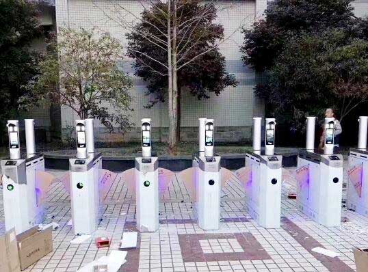 湖北省巴東一中通道閘案例 - 中出網(wǎng)-智能出入口與停車(chē)充電門(mén)戶(hù)