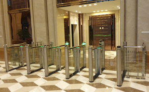 上海蘇寧天御廣場(chǎng)通道閘案例 - 中出網(wǎng)-智能出入口與停車充電門戶