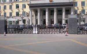 黑龍江省政府-伸縮門案例 - 中出網(wǎng)-智能出入口與停車充電門戶