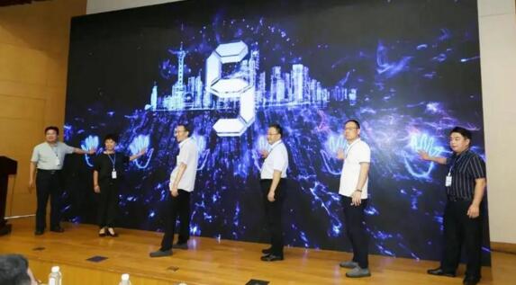  周國青先生與各位領(lǐng)導(dǎo)共同啟動(dòng)青年創(chuàng)業(yè)者聯(lián)盟