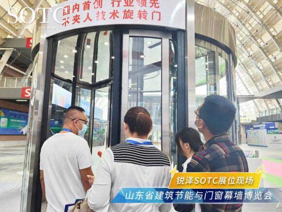 展箱回縮不夾人自動旋轉(zhuǎn)門