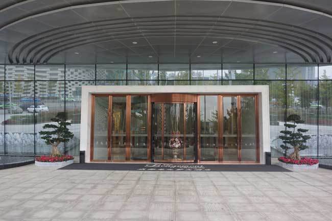 成都龍之夢大酒店旋轉(zhuǎn)門案例 - 中出網(wǎng)-智能出入口與停車充電門戶