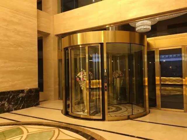 會(huì)澤德城華美達(dá)大酒店旋轉(zhuǎn)門案例 - 中出網(wǎng)-智能出入口與停車充電門戶