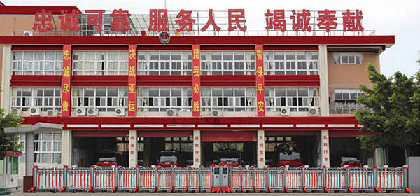 伸縮門工程案例 - 中出網-智能出入口與停車充電門戶