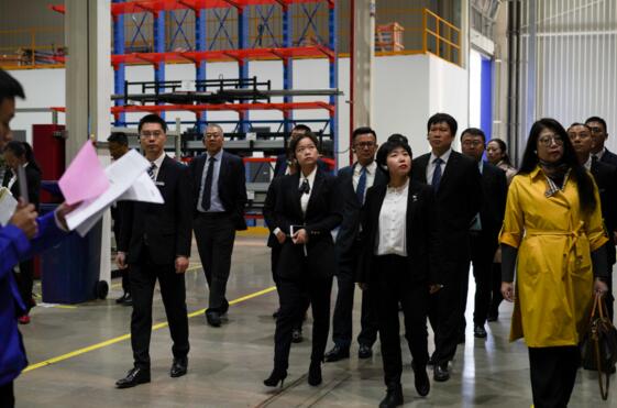 到場(chǎng)嘉賓在專業(yè)人員的引導(dǎo)下，進(jìn)行工廠和展廳參觀