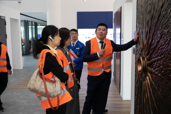 到場(chǎng)嘉賓在專業(yè)人員的引導(dǎo)下，進(jìn)行工廠和展廳參觀