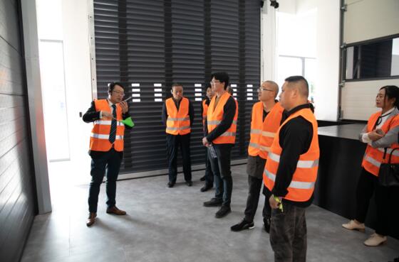 到場(chǎng)嘉賓在專業(yè)人員的引導(dǎo)下，進(jìn)行工廠和展廳參觀