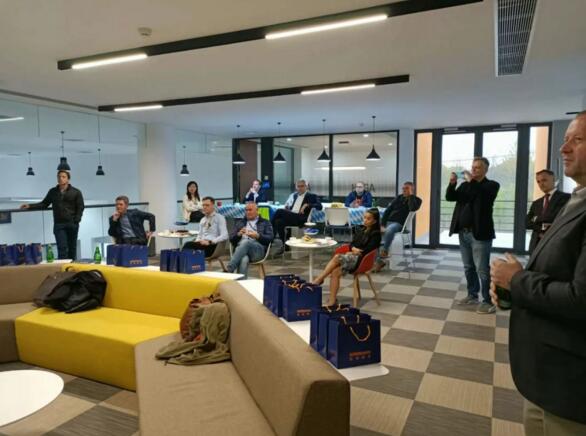 進(jìn)行圓桌會議