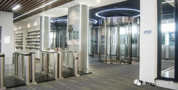 一行參觀了乘方自動(dòng)門科技及穩(wěn)利達(dá)電氣的產(chǎn)品展廳