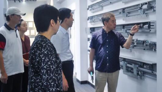 行至自動(dòng)門機(jī)組部件