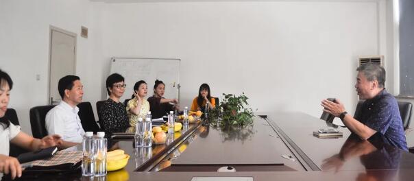 張總在會(huì)議室向來訪的領(lǐng)導(dǎo)們介紹