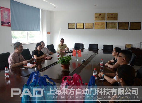 上海華亭鎮(zhèn)黨委顧副書記一行蒞臨乘方兩翼旋轉門公司慰問