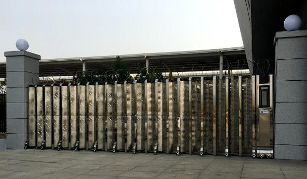 電動(dòng)伸縮門(mén)-新鄉(xiāng)東站高鐵站 - 中出網(wǎng)-智能出入口與停車(chē)充電門(mén)戶(hù)