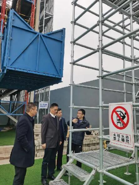 吳小弟書記等領(lǐng)導(dǎo)一行參觀了江蘇國強智能爬架、光伏支架、盤扣腳手架等產(chǎn)品的生產(chǎn)基地和新廠區(qū)建設(shè)現(xiàn)場