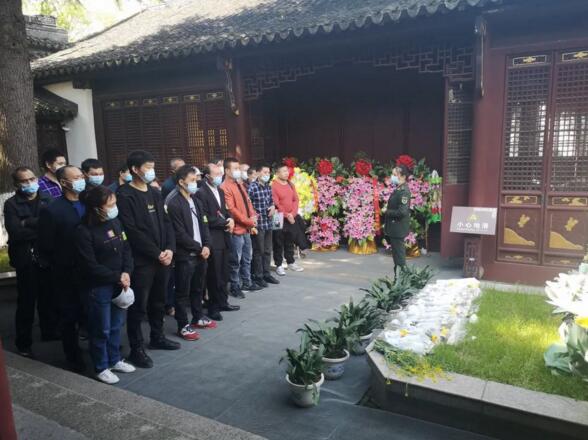 在粟裕同志及夫人的墓碑前，國強(qiáng)人重溫入黨誓言