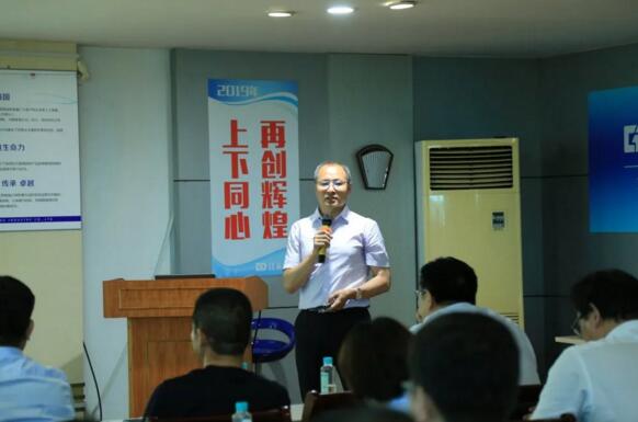 集團(tuán)戰(zhàn)略運(yùn)營(yíng)總經(jīng)理李向春介紹了精益生產(chǎn)項(xiàng)目背景及推進(jìn)機(jī)制