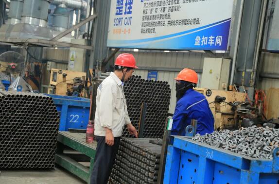 王偉彬廠長檢查工作現(xiàn)場