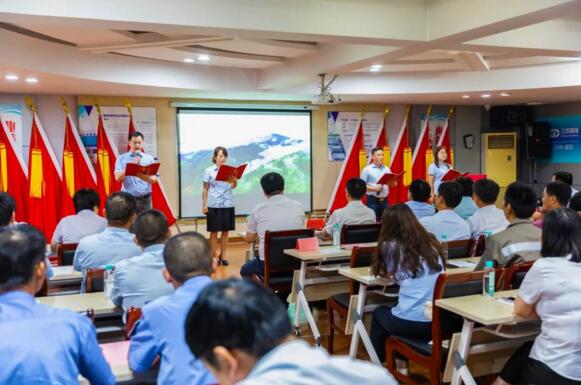 4名青年黨員聲情并茂地朗誦了紅色經(jīng)典《永遠(yuǎn)跟黨走》