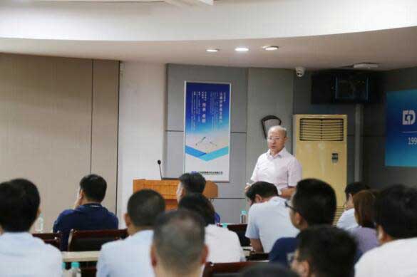 集團總裁助理李向春主持會議