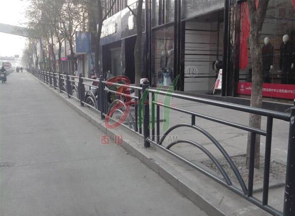 連云港東?？h道路邊緣護(hù)欄工程 - 中出網(wǎng)-智能出入口與停車充電門戶