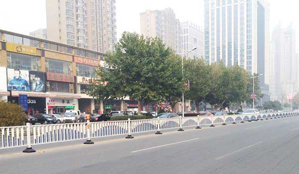 秦皇島5萬(wàn)5千米護(hù)欄案例 - 中出網(wǎng)-智能出入口與停車充電門戶