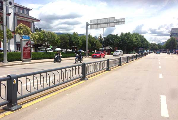 麗江3萬8千米護欄案例 - 中出網(wǎng)-智能出入口與停車充電門戶