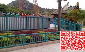 蘇州樂(lè)園排隊(duì)區(qū)護(hù)欄、樓梯欄桿、防護(hù)欄桿案例 - 中出網(wǎng)-智能出入口與停車(chē)充電門(mén)戶