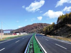 黑龍江省鶴大高速公路噴塑護欄案例 - 中出網(wǎng)-智能出入口與停車充電門戶