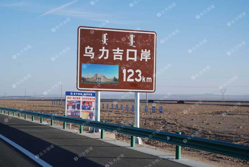 京新高速環(huán)氧鋅基護(hù)欄案例 - 中出網(wǎng)-智能出入口與停車充電門戶