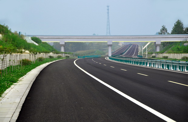 陜西省西臨路翻新熱鍍鋅+浸塑護(hù)欄案例 - 中出網(wǎng)-智能出入口與停車(chē)充電門(mén)戶