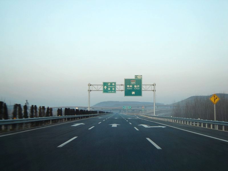 濟(jì)青高速改造工程熱鍍鋅護(hù)欄案例 - 中出網(wǎng)-智能出入口與停車充電門戶