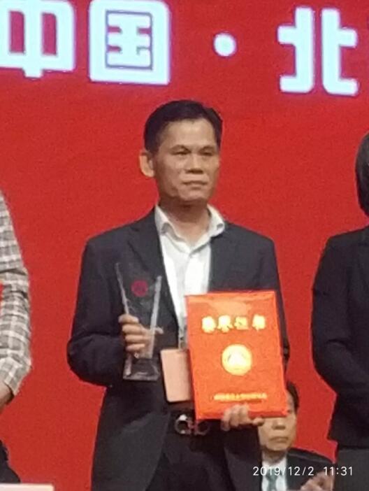 雙喜臨門：伸縮門“金嘉豪杯”十大品牌冠名、中國建筑金屬結(jié)構(gòu)協(xié)會行業(yè)新銳人物獎！