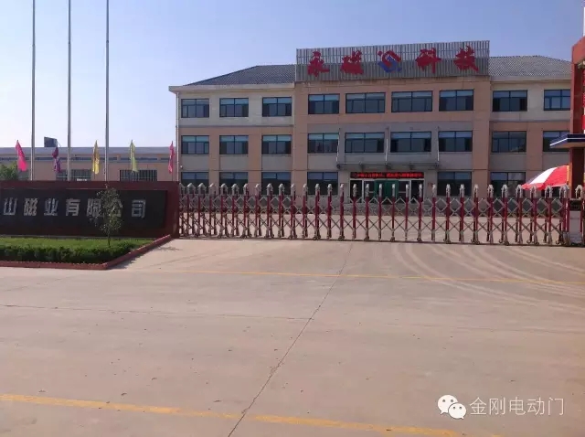 朱口集團(tuán)紅秀山磁業(yè)伸縮門工程案例 - 中出網(wǎng)-智能出入口與停車充電門戶