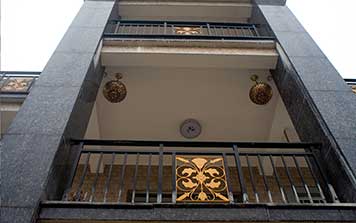 黑紗紋護(hù)欄配金R花藝